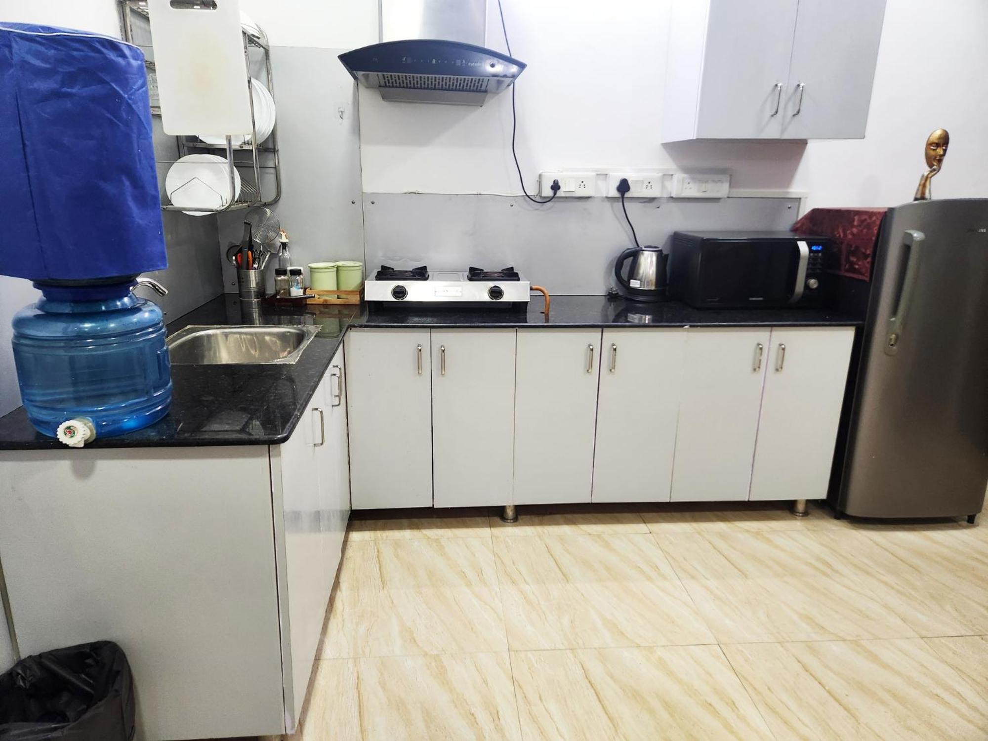 Spacious 1bhk Prime Location W/ 2 Baths Apartment